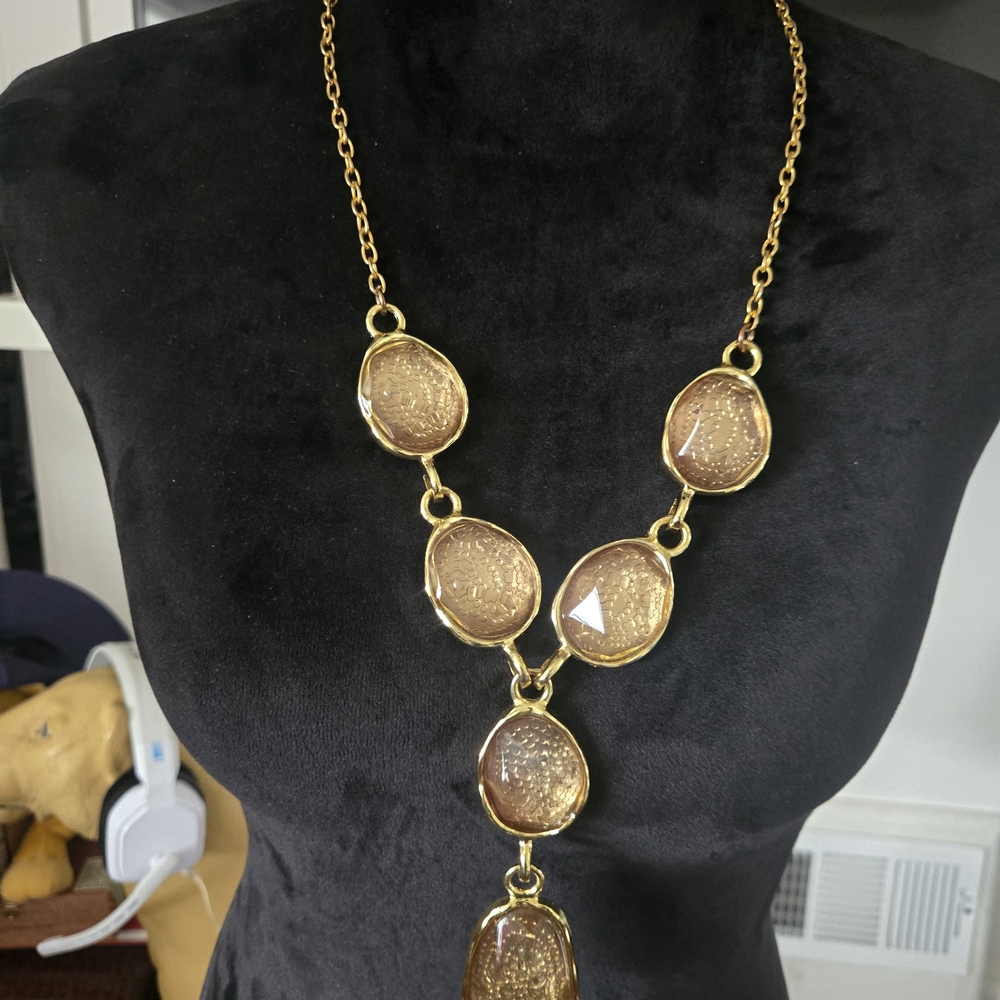 A Vintage Y-shape drop design with organic, pebble-like stations.Taste Of Honey